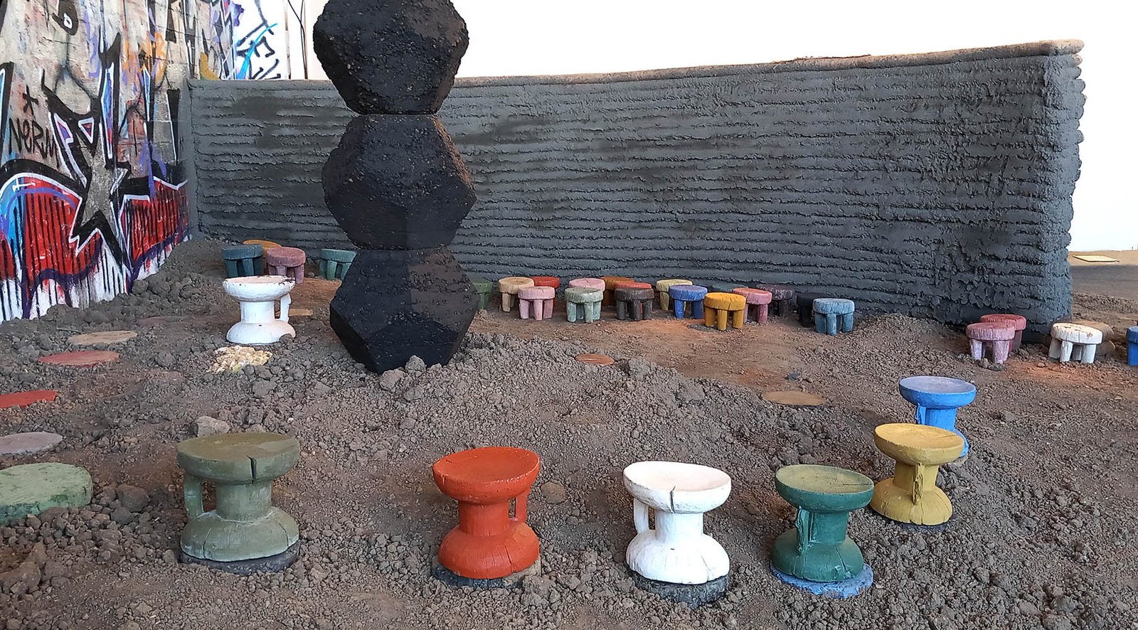 oggetti d'arte fatte di terra cruda