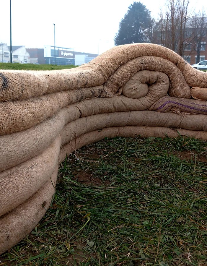 arredo urbano di terra cruda e iuta