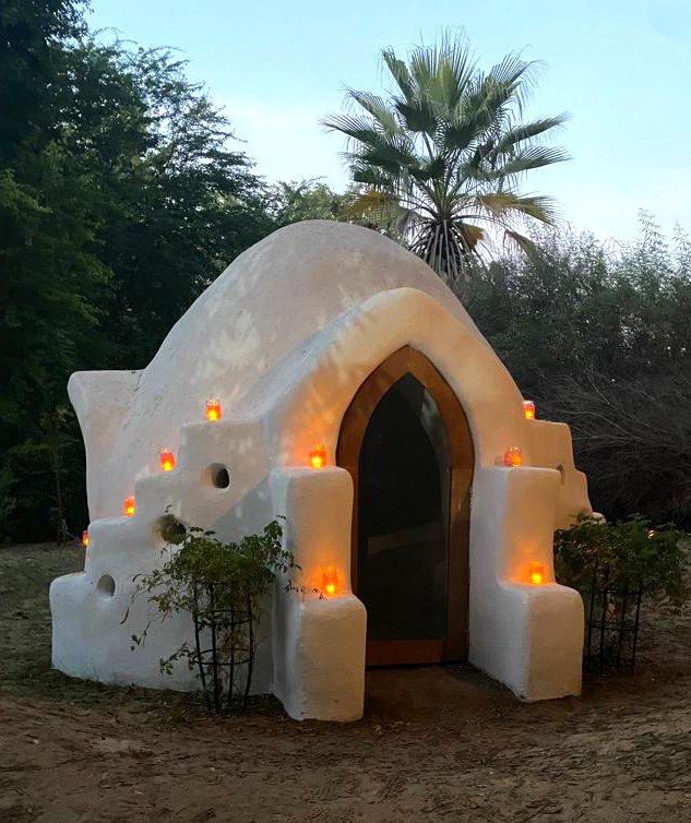 cupola di terra cruda costruita in al barari a dubai 